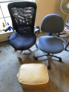 lot 77 image: OFFICE CHAIRS 1 HAS UPGRADED WHEELS, MINOR DAMAGE, SEE PICS, MID CENTURY FOOTSTOOL