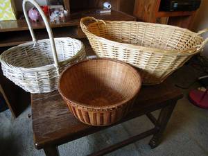 lot 124 image: SET OF 3 HAND WOVEN WICKER BASKETS