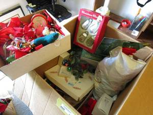 lot 125 image: LARGE BOX CHRISTMAS ITEMS
