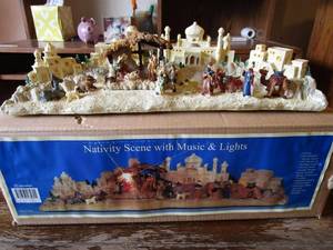 lot 128 image: NATIVITY SCENE WITH MUSIC AND LIGHTS IN BOX