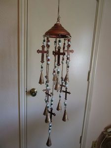 lot 129 image: NEW IN BOX CROSS BEADED WIND CHIME