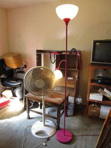 lot 133 image: STANDING FLOOR OSCILLATING FAN AND PINK FLOOR LAMP