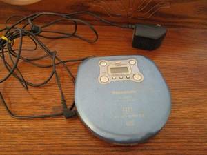 lot 138 image: VINTAGE PANASONIC PORTABLE CD PLAYER
