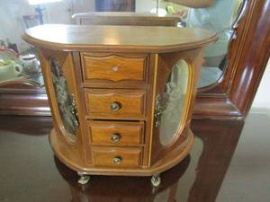 lot 162 image: WOODEN JEWELRY BOX