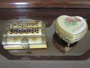 lot 164 image: VINTAGE BONE &amp BRASS KEEPSAKE BOX, VINTAGE MUSICJEWELRY BOX