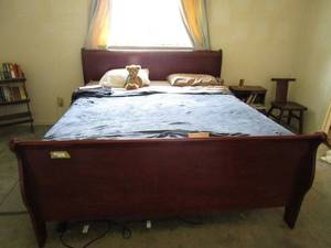 lot 211 image: WOOD BED FRAME, GREAT CONDITION, BLANKETS, PILLOWCASES, SHEETS &amp BEAR NOT INCL.