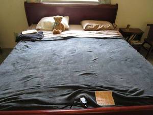 lot 212 image: WORKING HEATED BLANKET, BEDDING, PILLOWCASES, STUFFED BEAR