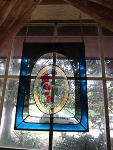 lot 224 image: BEAUTIFUL HANGING STAINED GLASS WINDOW DECOR WITH FLORAL DESIGN.&nbsp