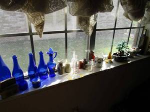 lot 230 image: KITCHEN WINDOW LDGE OF VINTAGE GLASS BOTTLE AND VINTAGE KNICK KNACKS.