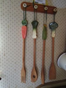 lot 233 image: VEGETABLE THEMED WOODEN COOKWARE WITH WALL HANGING ACCESSORIES