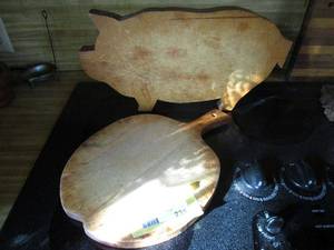 lot 235 image: THICK WOODEN CUTTING BOARDS, PIG AND APPLE DESIGN.