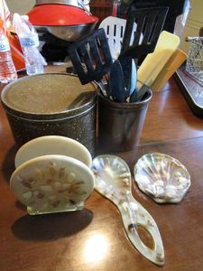 lot 242 image: SEASHELL THEMED KITCHEN ITEMS, BUCKET OF KITCHEN COOKING UTENSILS, VINTAGE BLUE SPECKLE SPOONS IN VARIETY OF SIZES