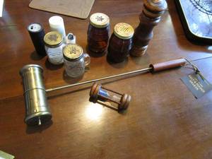 lot 243 image: WILLIAM SONOMA TWO IN ONE SALT AND PEPPER SHAKER WITH TAG, VINTAGE AMBER GLASS BARREL SALT AND PEPPER SHAKERS, PEPPER GRINDER, SAND TIMER