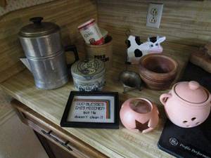 lot 245 image: VINTAGE ALUMINUM COFFEE POT, VINTAGE EGG POACHER SPOON, POTTERY,&nbsp MISC KITCHEN ITEMS