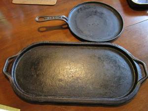 lot 246 image: CAST IRON LONG GRIDDLE WITH SIDE HANDLES AND HANDLED ROUND GRIDDLE PAN