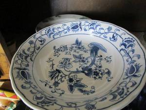 lot 262 image: BLUE PATTERN CHINA DISH AND GLASS DRINKWARE