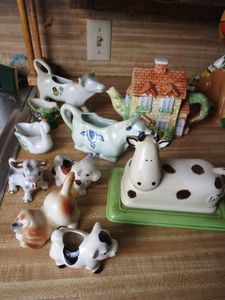 lot 264 image: SMALL ANIMAL THEMED PORCELAIN KNICK KNACKS, COW BUTTER DISH, COW KITCHEN ITEMS, HOUSE TEA POT