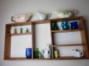 lot 104 image: WALL MOUNTED DISPLAY SHELF, CONTENTS INCL.