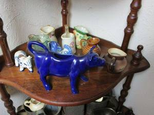 lot 118 image: UNIQUE MILKCREAM PITCHERS