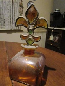 lot 148 image: VINTAGE DECANTER W FLUER DE LIS TOP