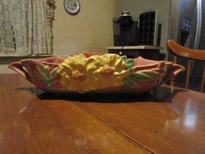 lot 150 image: VINTAGE ROSEVILLE USA SERVING DISH