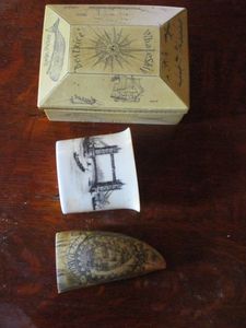 lot 184 image: SCRIMSHAW LIDDED BOX, SPERMWHALE FAUX TOOTH SCRIMSHAW, VINTAGE ROYAL WORCESTER THE TOWER BRIDGE BY M. DAVIS CERAMIC TOOTHPIC HOLDER