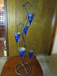 lot 187 image: STANDING METAL TIERED CANDLE DECOR WITH HANGING COBALT CANDLE HOLDERS.&nbsp