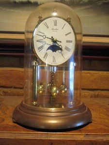lot 190 image: VINTAGE LINDEN QUARTZ&nbsp DOME TABLE TOP CLOCK&nbsp