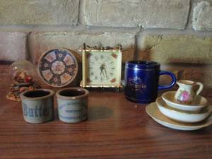 lot 195 image: VINTAGE SNOW GLOBE, POTTERY, MISC CHINA, GERMAN PHINNEY-WALKER TABLE TOP CLOCK,&nbsp