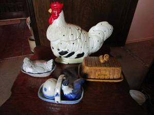 lot 207 image: VINTAGE BUTTER DISHES, HEN COOKIE JAR, HEN AND EGG SALT AND PEPPER SHAKER SET