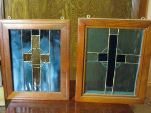 lot 209 image: STAINED GLASS HANGING WINDOW CROSS DECOR&nbsp