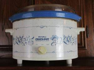 lot 275 image: RIVAL CROCK POT