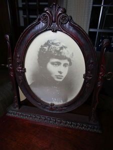 lot 277 image: VINTAGE WOOD TABLE TOP PICTURE FRAME