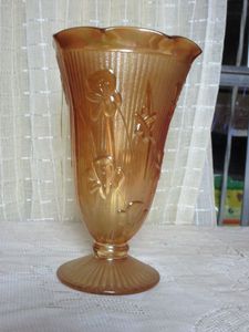 lot 279 image: BEAUTIFUL AMBER GLASS VASE