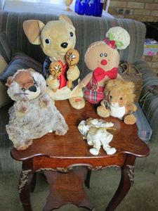 lot 312 image: 1998 COCA-COLA INTERNATIONAL MASA THE LION MOZAMBIQUE, GANZ BEAVER, DAN DEE COLLECTORS CHOICE GINGERBREAD BAKER, SINGING &amp DANCING CHIHUAHUA (NEEDS BATTERIES)