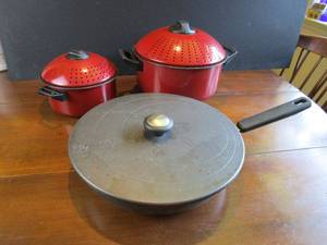 lot 283 image: LARGE RED POT WITH BUILT IN LOCKING STRAINING LID, SMALL RED POT WITH BUILT IN LOCKING STRAINING LID, FARBERWARE SKILLET WITH LID