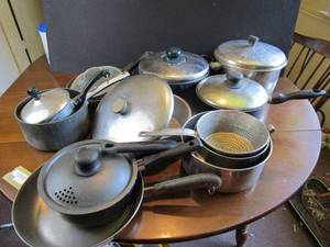 lot 285 image: HUGE LOT OF POTS, PANS, SKILLETS, LIDS, STRAINER