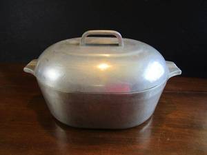 lot 286 image: VINTAGE COOKING POT WITH LID