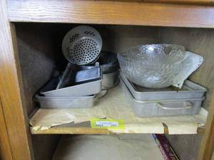 lot 293 image: METAL BAKING PANS, SERVING BOWS, MISC KITCHEN CABINET ITEMS.
