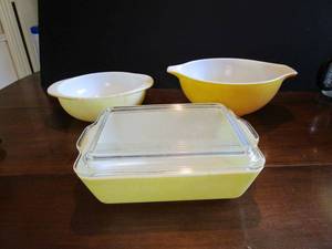 lot 297 image: VINTAGE PYREX BOWLS AND SERVING DISH WITH CLEAR GLASS LID
