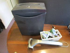lot 302 image: CHAMPION SHREDDER, CHAMPION PET BRUSH, FAUX FLOWERS IN POT