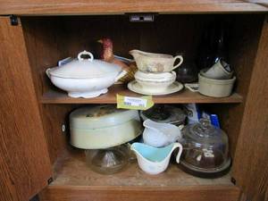 lot 303 image: VINTAGE CHINA, CERAMIC, TIN CAKE STANDS, MILK &amp CREAMER PITCHERS, PLATES, JUICER &amp MORE