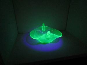 lot 308 image: DEPRESSION ERA URANIUM GLASS FENTON AFTERGLOW BIRDS NEST CANDY DISH