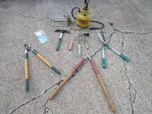 lot 322 image: VARIETY OF GARDEN TOOLS