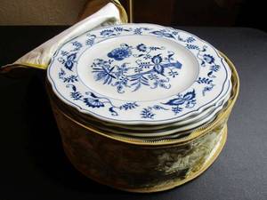 lot 350 image: POPULAR BLUE DANUBE ONION PATTERN CHINA DINNERWARE WITH ZIPPERED STORAGE CASE