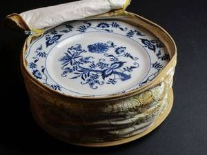 lot 349 image: POPULAR BLUE DANUBE ONION PATTERN CHINA DINNERWARE WITH ZIPPERED STORAGE CASE