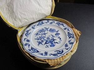 lot 351 image: POPULAR BLUE DANUBE ONION PATTERN CHINA DINNERWARE WITH ZIPPERED&nbspSTORAGE CASE