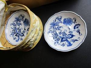 lot 352 image: POPULAR BLUE DANUBE ONION PATTERN CHINA DINNERWARE WITH ZIPPERED STORAGE CASE