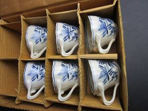 lot 353 image: POPULAR BLUE DANUBE ONION PATTERN CHINA DINNERWARE WITH STORAGE BOX
