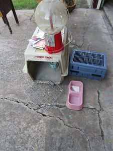 lot 367 image: PET CARRIERS &amp FOOD DISH, CANDY DISPENSER, LICSENSE PLATE FRAME, MAPS &amp MORE